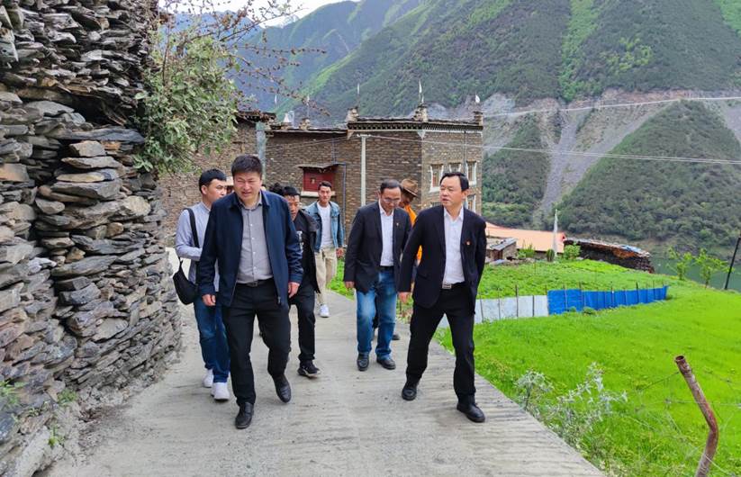 县长扎多,县委常委,常务副县长扎西罗布以及道孚县负责乡村振兴工作的